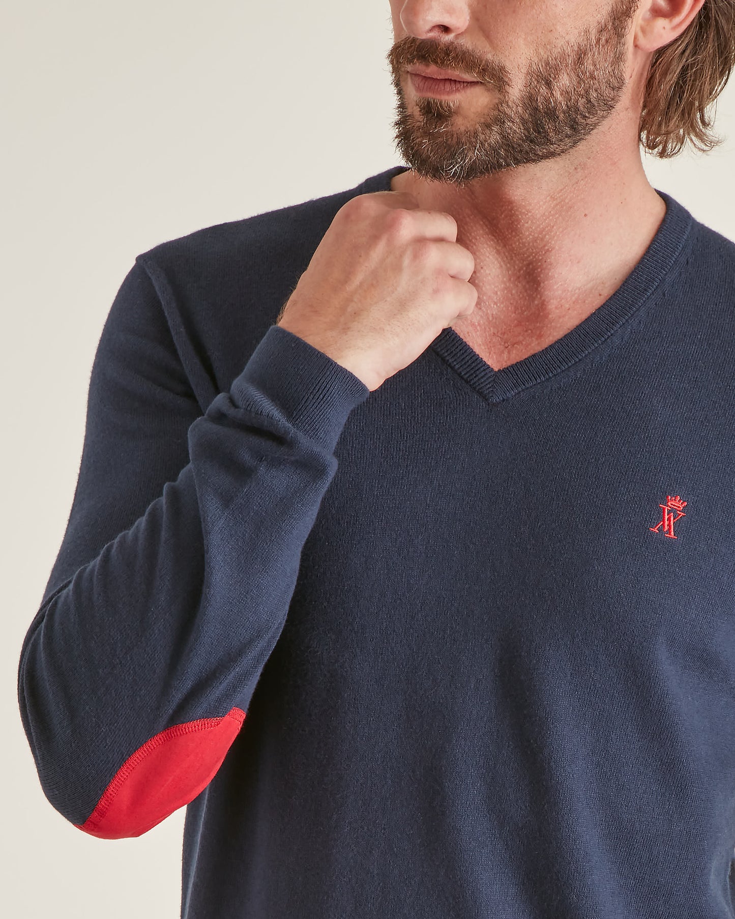Détail logo brodé pull Karl bleu marine coton cachemire homme