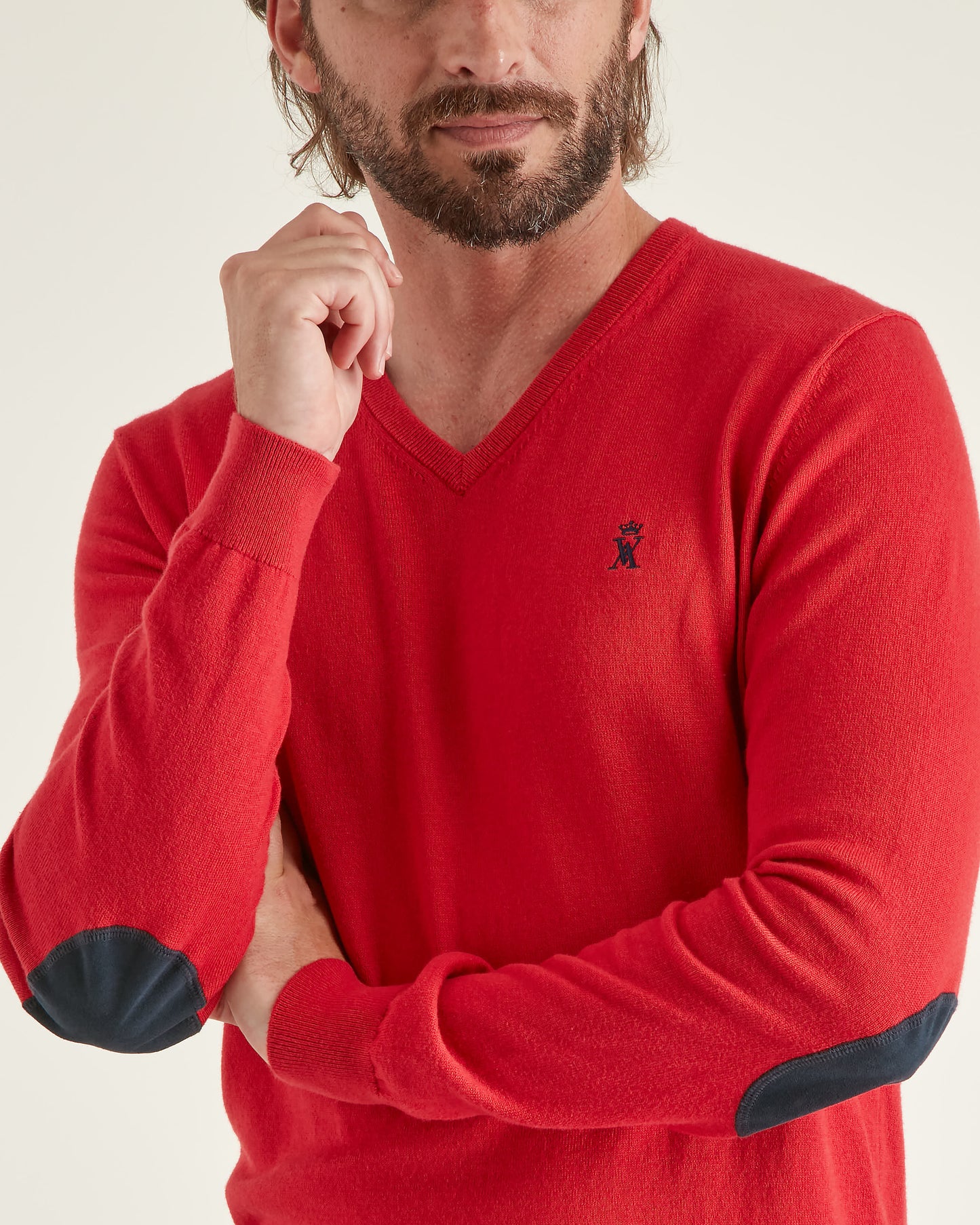Détails du pull en coton cachemire rouge et ses coudières et logo Vicomte A
