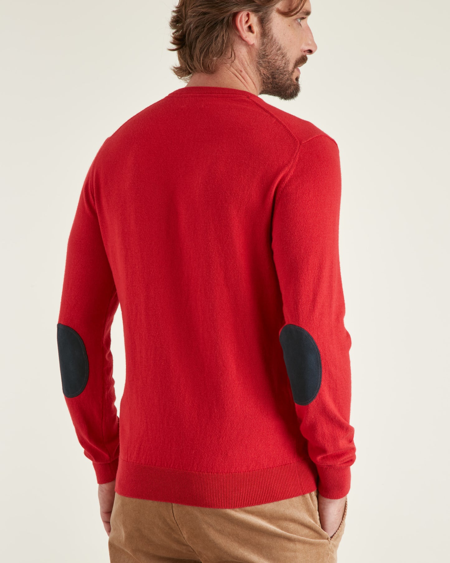 Pull rouge en coton cachemire pour homme vu de dos