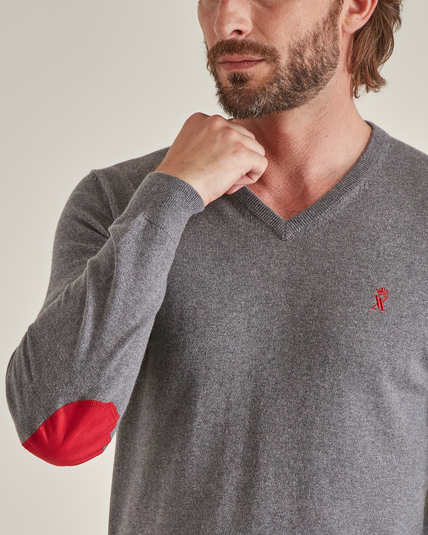 Détail pull gris anthracite Karl logo brodé Vicomte A homme