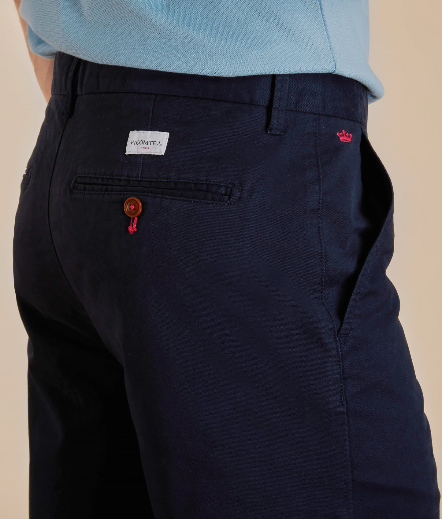 Détail du Bermuda bleu marine pour homme Vicomte A.