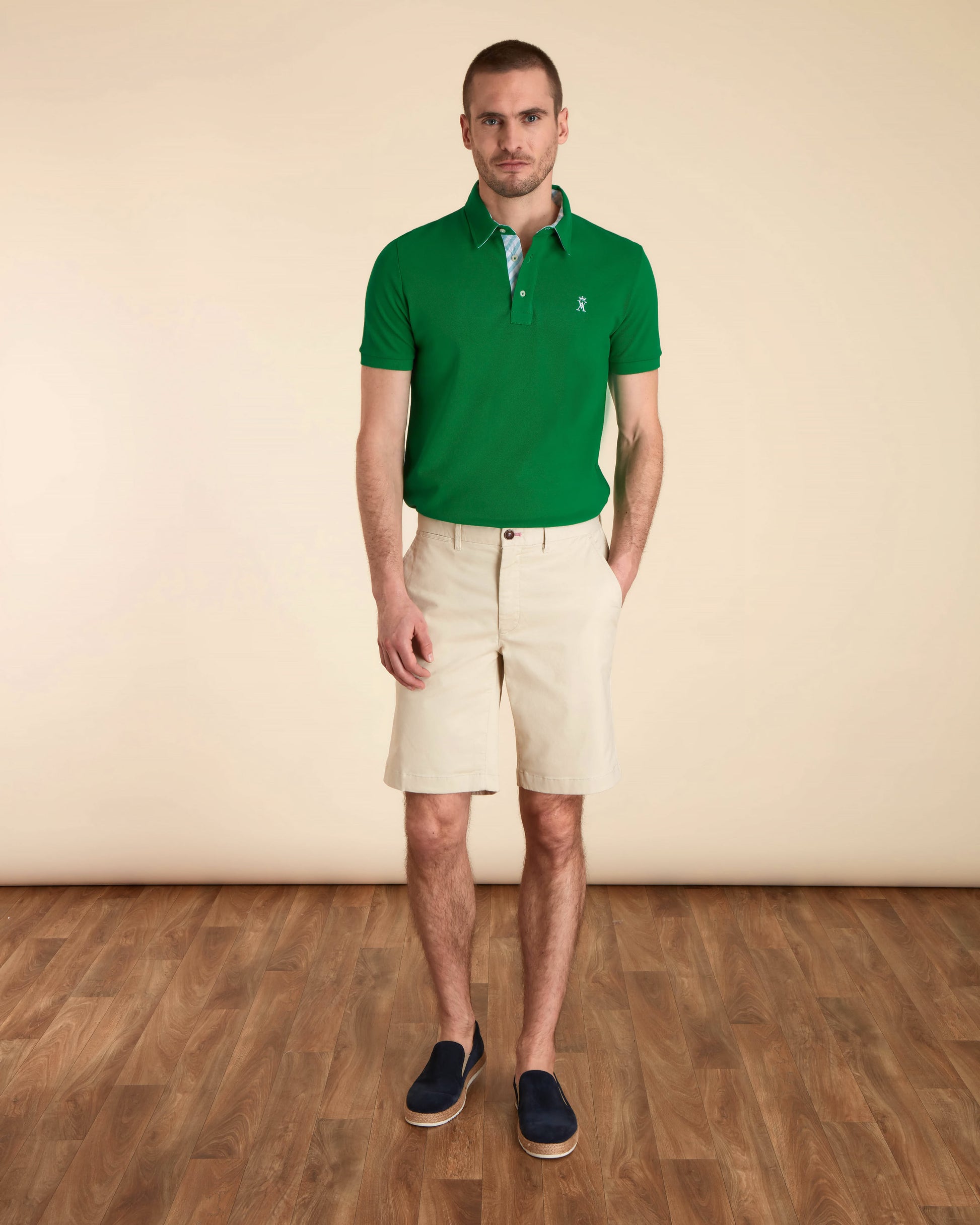 Bermuda beige clair et polo vert pour homme vicomte A.