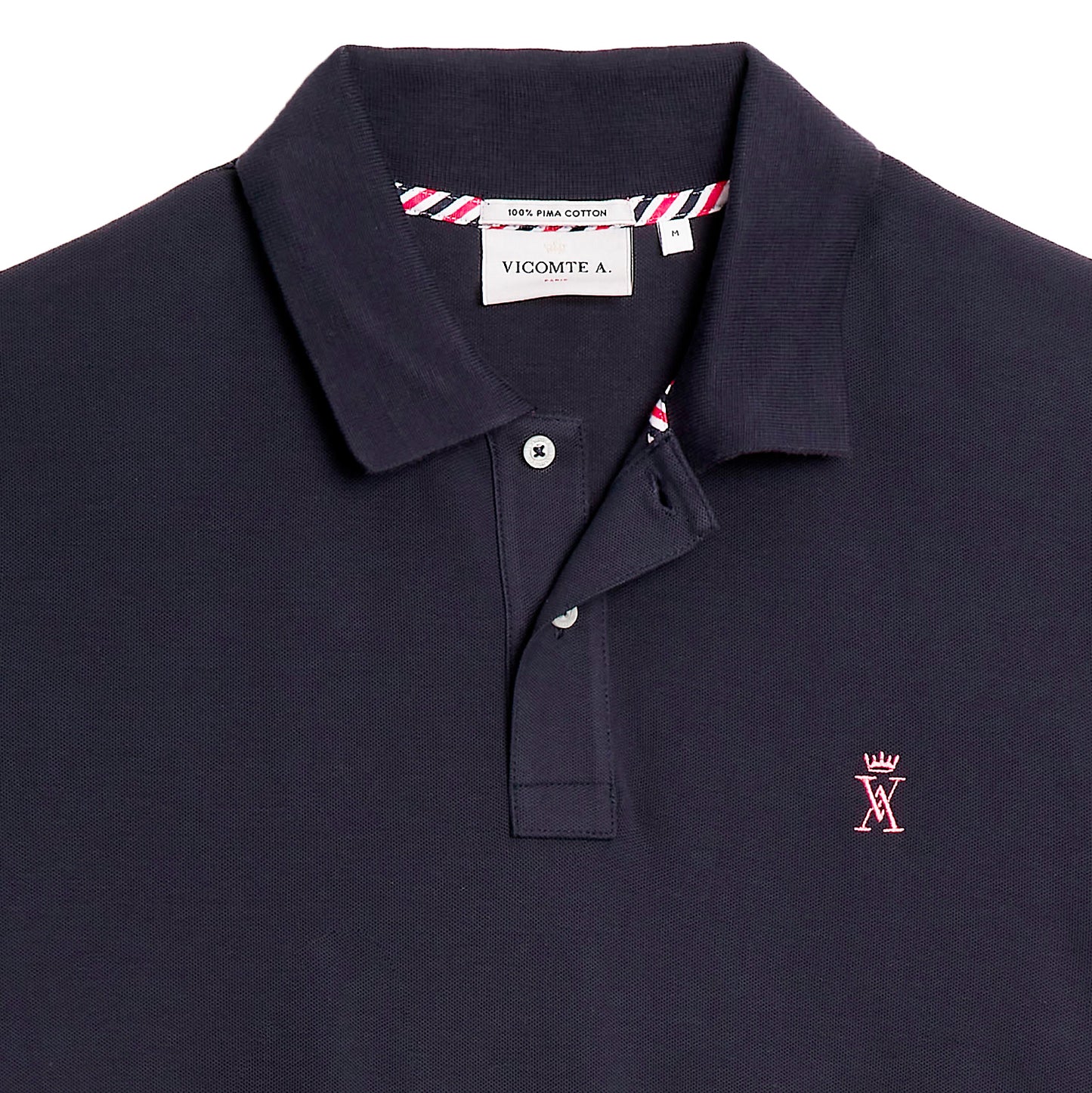 Détail col boutonné et logo Vicomte A polo Pablo bleu marine coton Pima