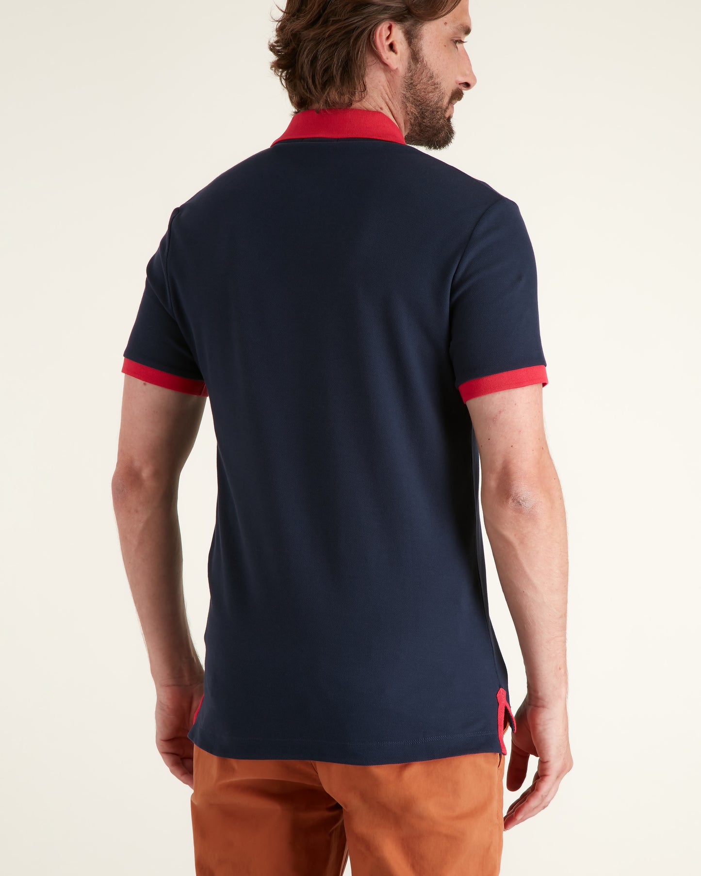 Dos du polo bleu marine intemporel coupe slim élégante
